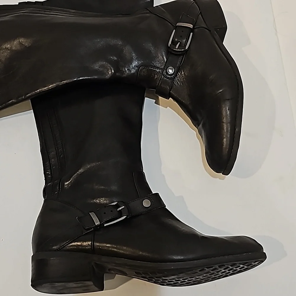 Mee too, Black Kknee Hgh leather boots low heel round toe size 9.5M